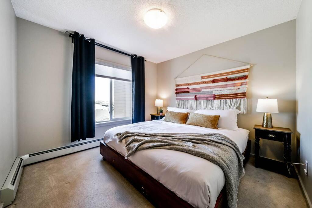 Bright Luxe Condo, Ac, Top Floor, King Bed, Balcony! Edmonton Exterior foto
