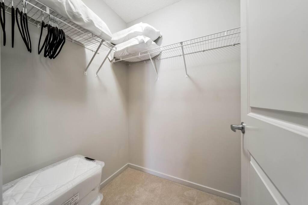 Bright Luxe Condo, Ac, Top Floor, King Bed, Balcony! Edmonton Exterior foto