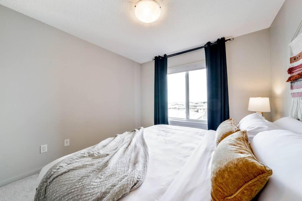 Bright Luxe Condo, Ac, Top Floor, King Bed, Balcony! Edmonton Exterior foto