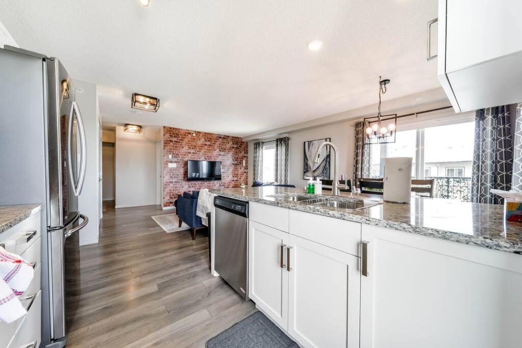 Bright Luxe Condo, Ac, Top Floor, King Bed, Balcony! Edmonton Exterior foto