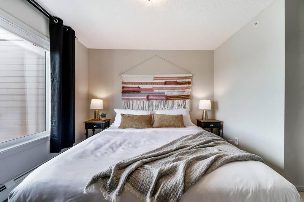 Bright Luxe Condo, Ac, Top Floor, King Bed, Balcony! Edmonton Exterior foto