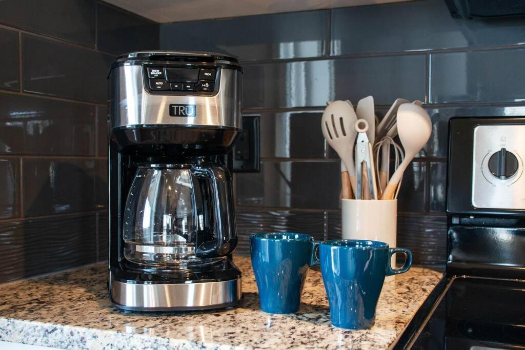 Bright Luxe Condo, Ac, Top Floor, King Bed, Balcony! Edmonton Exterior foto
