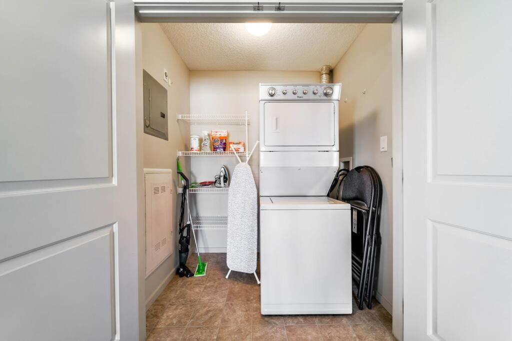 Bright Luxe Condo, Ac, Top Floor, King Bed, Balcony! Edmonton Exterior foto